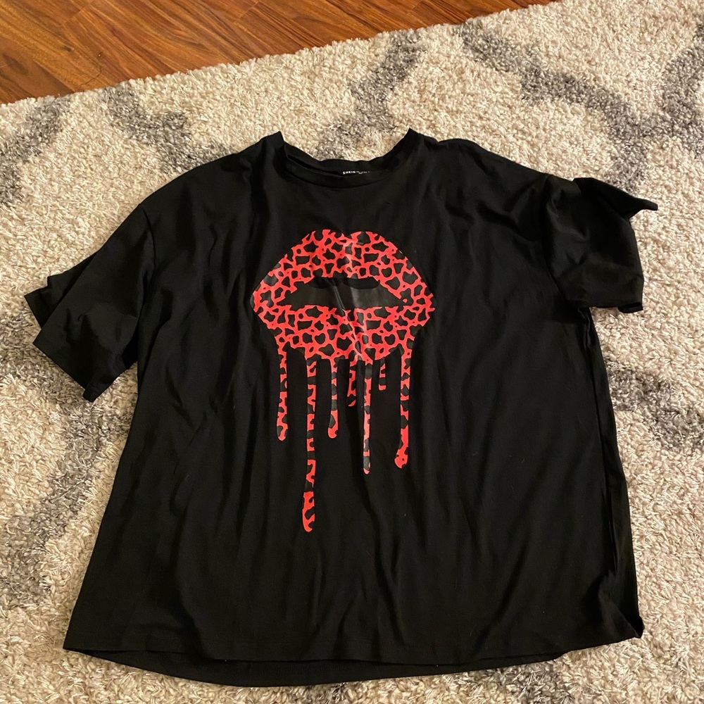 lip print drop shoulder oversized tee